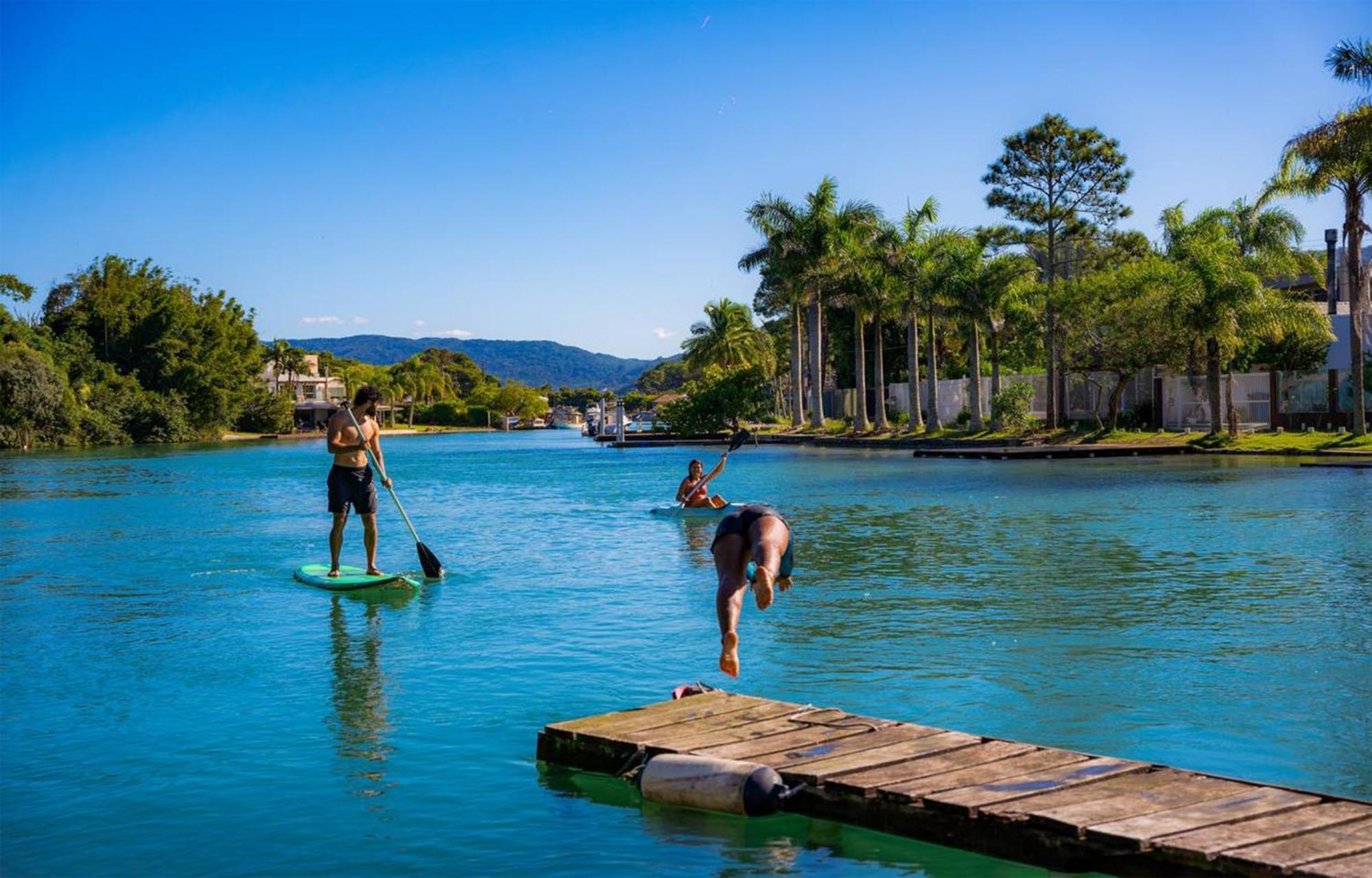 Hostal Nomades Riverside - Adventure & Coworking