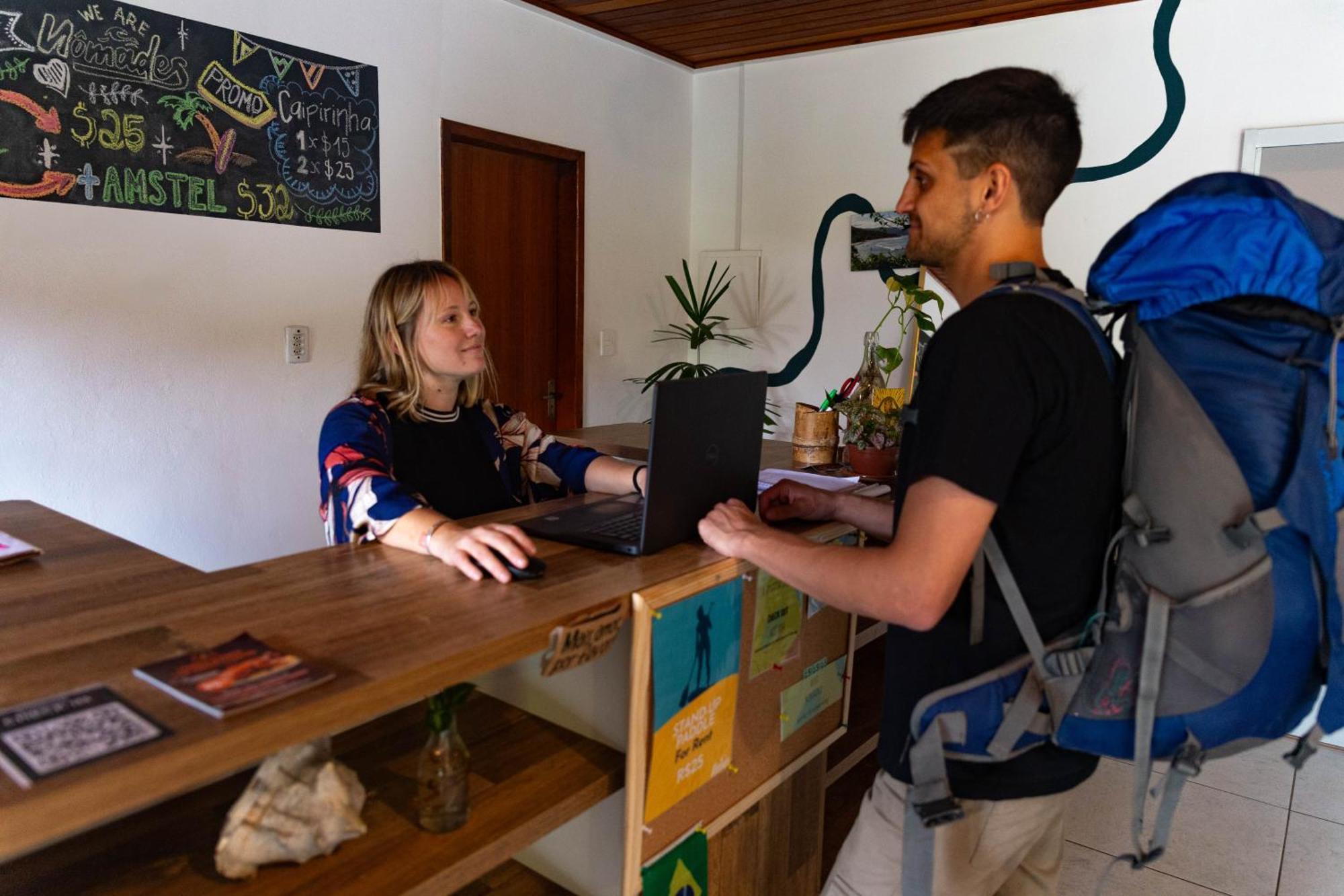 Hostal Nomades Riverside - Adventure & Coworking *